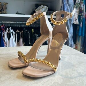 Stuart Weitzman heels nude size 7 1/2 NEW